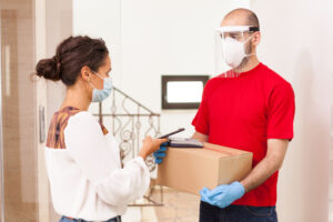 menerima paket saat pandemi